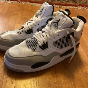  Jordans 4 dark grey - Feta jordans. Lite använda o lite små creases men inget som syns egentligen. Några repor på lacken (se bild) pris kan diskuteras vid snabb affär🤝