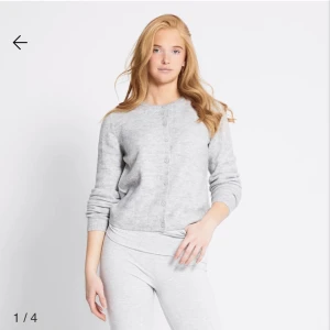 Grå kofta - Säljer en grå kofta från lager som är som ny, använd typ 2 gånger💗