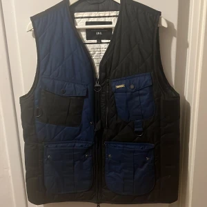 END. x Barbour Re-engineered Fishing Vest - Quiltad väst från END. x Barbour colab 2020. Använd en gång. 