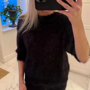 Mysig T-shirt  - Jätte snygg T-shirt med ett mysigt material. Köpte på Åhléns men märket är CW (carin wester). Aldrig använt. Nypris är 499kr.