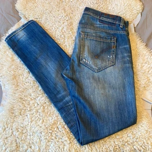 Dondup George  - Säljer dessa riktigt snygga jeans i modellen George från Dondup med en klassisk femficksdesign, riktigt snygg och unik tvätt samt slitna detaljer. De har knappar framtill och sitter riktigt bra. Perfekta för en avslappnad stil som verkligen sticker ut i alla årstider! Skick 9/10, tecken på användning finns i form av en spricka på läderlappen, men inget som märks av. Tvätten är en del av jeansens historia och användning. Tveka inte på att höra av dig vid frågor eller funderingar! ⭐️