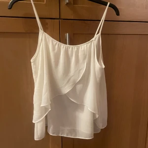 Vitt linne  - Ett vitt jätte gulligt linne  Kommer inte ihåg var jag köpte den och jag tror det är s