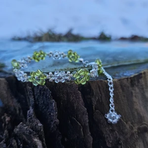 ~ Handgjort grönt armband ~ - Grönt armband med clear pärlor, och silver detaljer. Perfekt om du gillar grönt men neutralt. Armbandet har smyckeslås och kedja i silver.