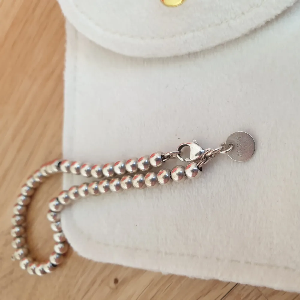 Heart Tag Bead Bracelet in Silver with a Diamond, 4 mm Armband från Tiffany & Co, utan hjärta med diamant på. https://www.tiffany.com/jewelry/bracelets/return-to-tiffany-heart-tag-bead-bracelet-GRP12060/. Asusteet.