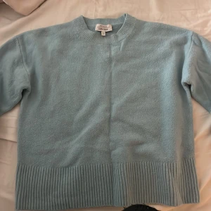 Ljusblå/turkos tröja från & Other Stories - Säljer en ljusblå/turkos tröja från & Other Stories. Tröjan är stickad med ribbade detaljer vid ärmslut och nederkant. Perfekt för en stilren och bekväm look. 💙