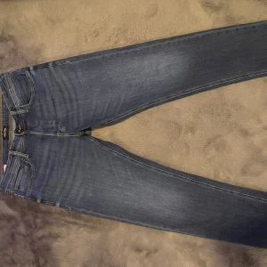 Blå jeans från Jack & Jones - säljer nu dessa snygga och sköna blåa jeans från Jack & Jones som har en klassisk femficksdesign med nypris på 800kr. Jeansen har en bekväm passform och är perfekta för en avslappnad stil. Tycker tyvärr de sitter lite för löst för min smak. Endast använda en gång och bara legat i garderoben sen dess. Skulle det finnas nån fundering kring pris eller annat så tvivla inte på och skicka ett meddelande👍