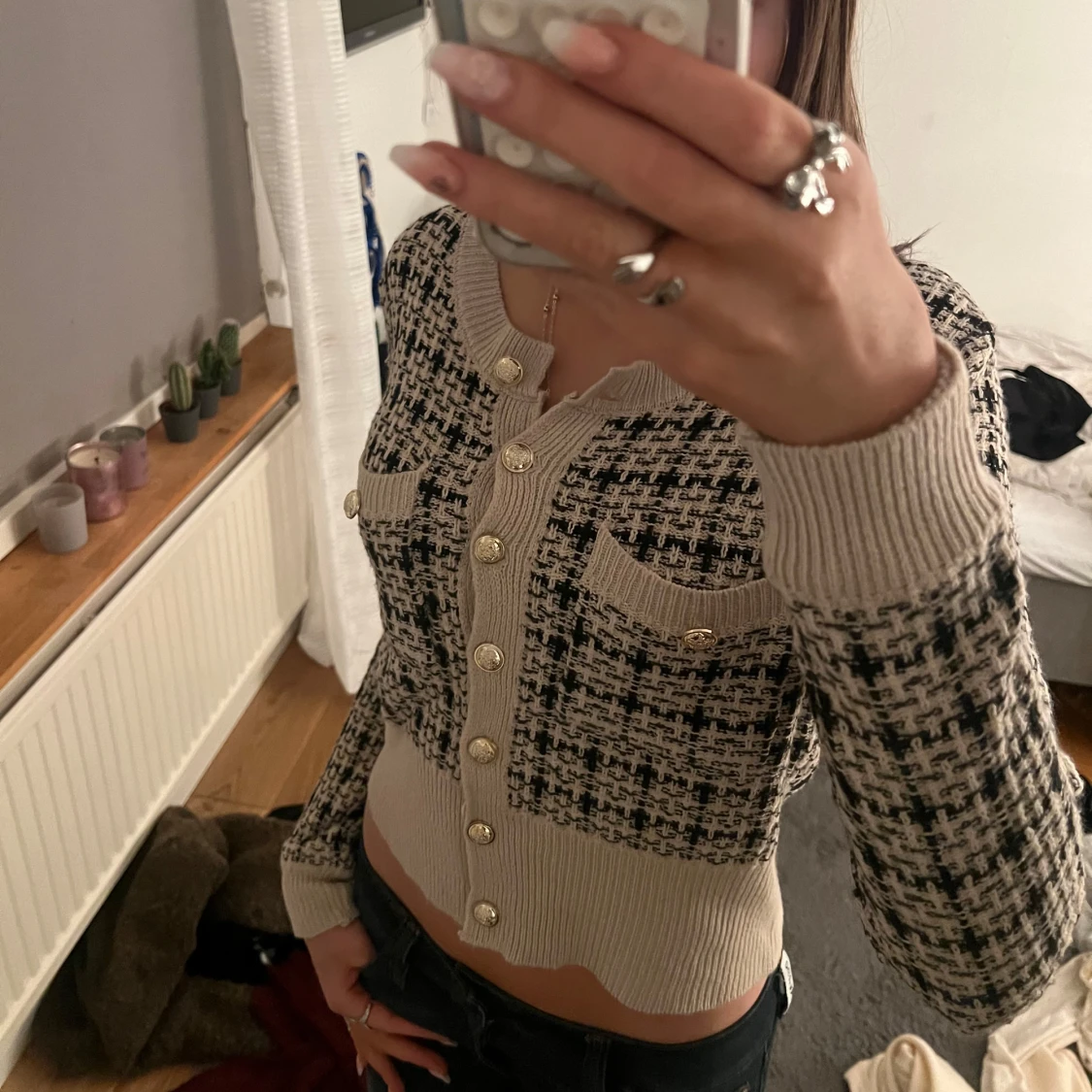 Beige och svart kofta med knappar - 1