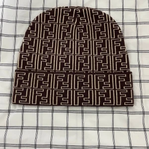 Fendi Mössa - Hej! Säljer nu min helt nya samt oanvända mössa från Fendi med ett ikoniskt mönster i beige. Perfekt för att hålla stilen i kallare väder. Tillverkad i Italien och har en uppvikt kant för extra värme. Priset kan diskuteras vid snabb affär. Kan både frakta och mötas 