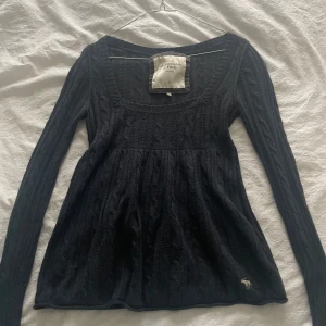 Babydoll topp abercrombie - Supersöt babydoll tröja från abercrombie & fitch, äkta vintage plagg. Storlek är L men passar S också då jag bär S. Säljs för upp till 1500 på depop. #abercrombie #abercrombie&fitch #hollister #vintage #y2k #2000s #coquette #cottage #cottagecore #boho #bohemian #lolita #elenagilbert #bellaswan #cute #söt #babydoll