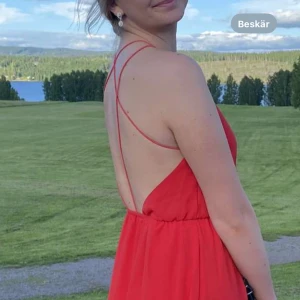Röd balklänning - Säljer nu min balklänning jag hade när jag slutade 9an. Klänning med smala axelband och öppen rygg samt en slits på sidan🥰Klänningen är fin och bra i längd. Referens jag som är mellan 170-175 på bilden+ klackar på ca 10cm💕💕Klänningen är endast använd en gång och har ett mycket fint skick! 
