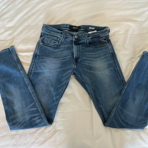 Replay anbass  - Snygga blå jeans från Replay  De har en stilren look med diskreta sömmar och en bekväm passform. 