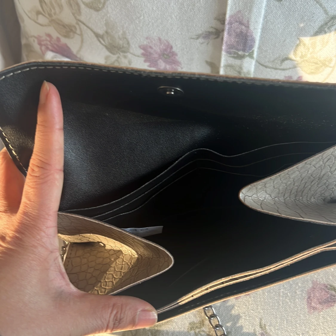 Beige axelväska med krokodilmönster  - 2