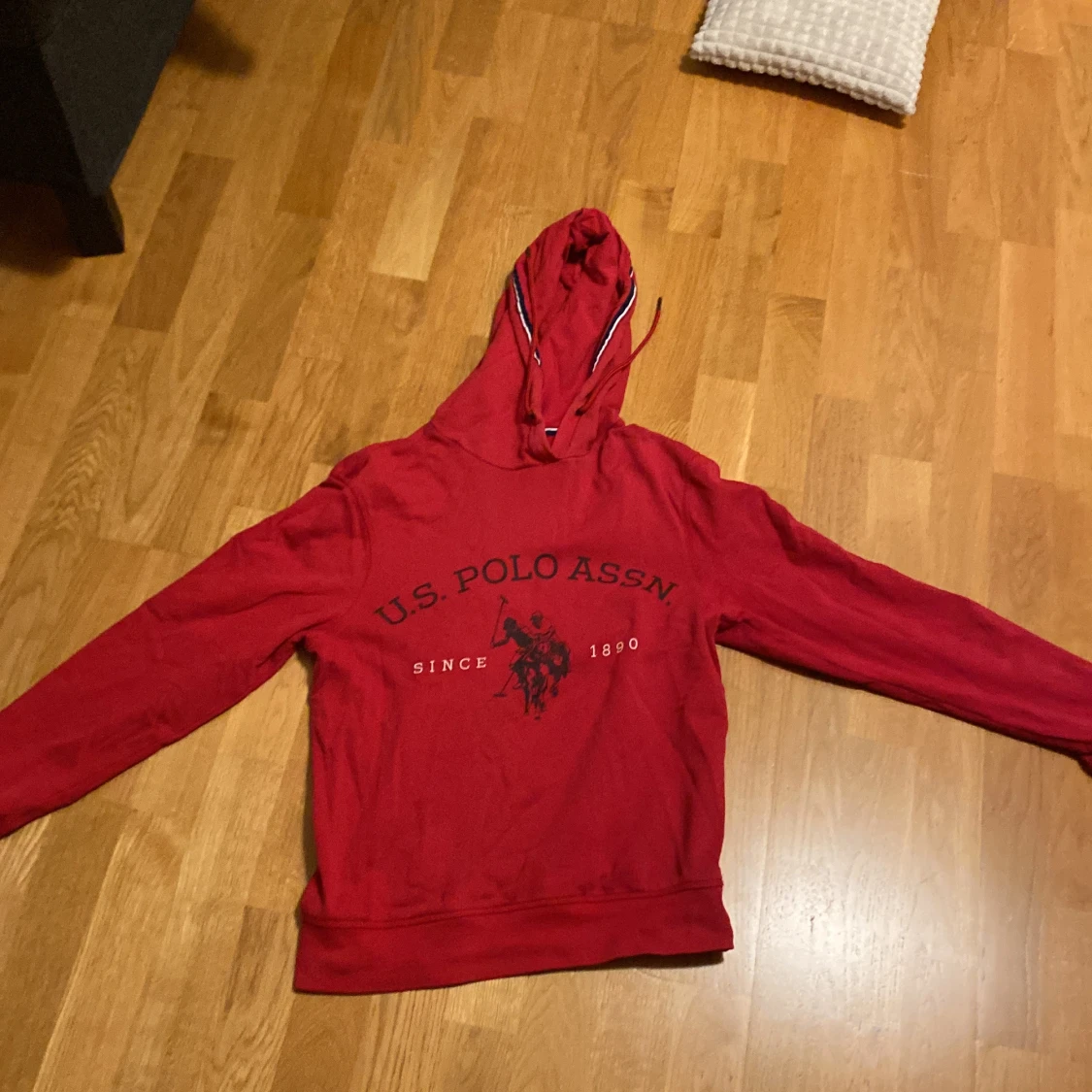Röd hoodie från U.S. Polo Assn. - 3