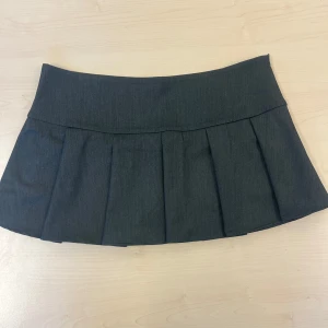 Lågmidjad kjol  - Snygg plisserad minikjol med inbyggda shorts. Perfekt för en stilren look. Kjolen har en bred linning och är gjord i ett mjukt material som ger en bekväm passform. Med dragkedja i sidan. Går att klä upp och klä ned till alla tillfällen💖💖