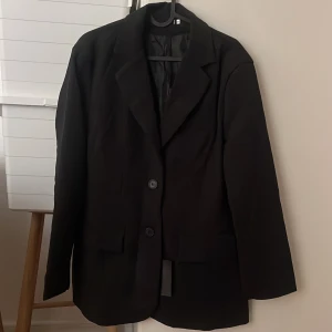Blazer  - Blazer från Solado, oanvänd med prislapp kvar. Står M i men jag tycker den sitter mer som S.