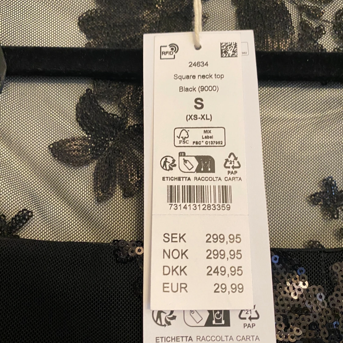 Ny med prislapp topp med paljetter från gina tricot  - 2