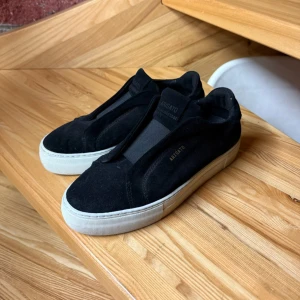 Axel arigator  - Säljer nu mina axel arigato, dem är i storlek 39, svart | mocka | snörlösta, dem är sköna att gå med på vardagen och funkar även på fester!