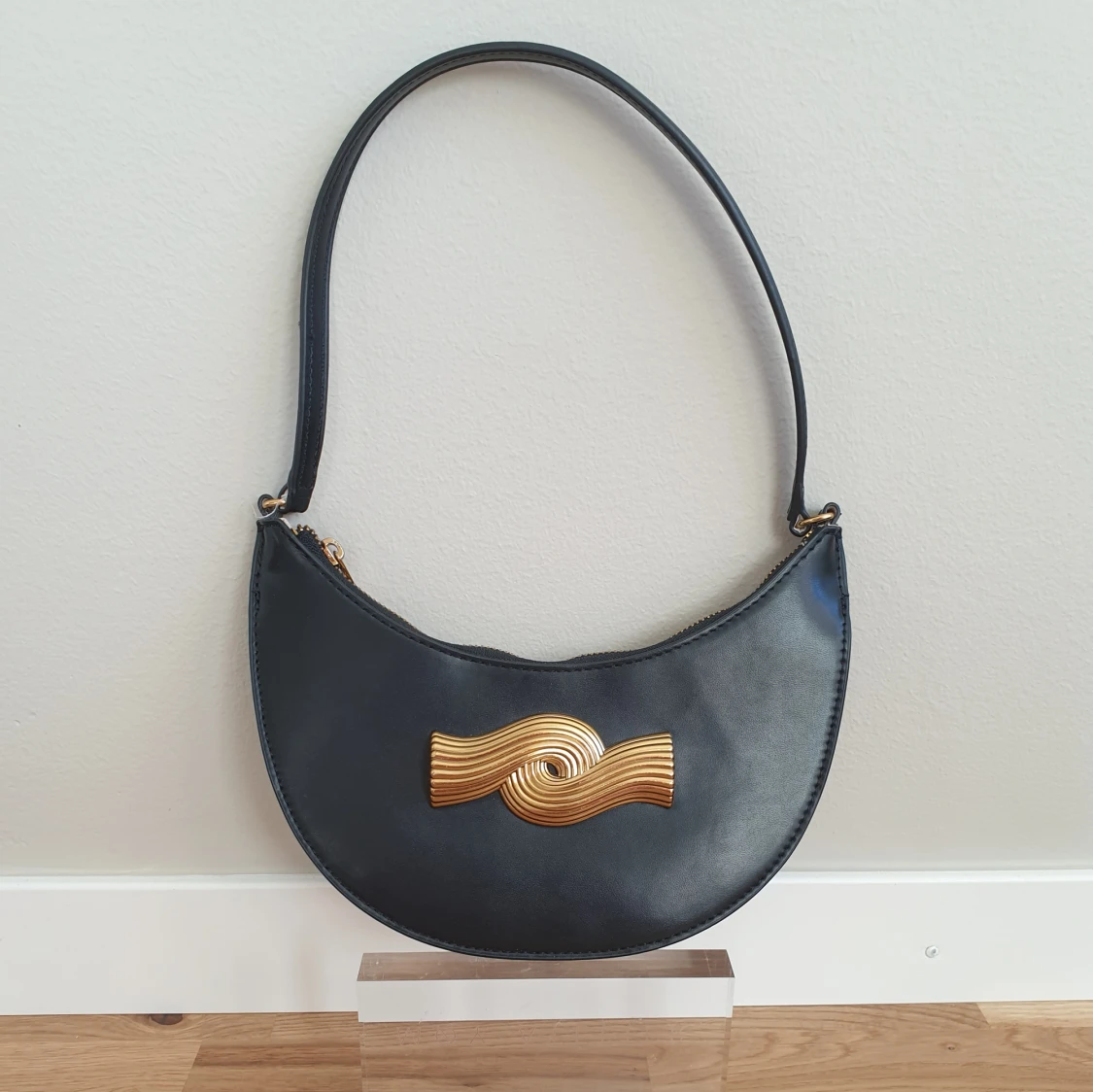 Svart axelväska med gulddetalj från Zara