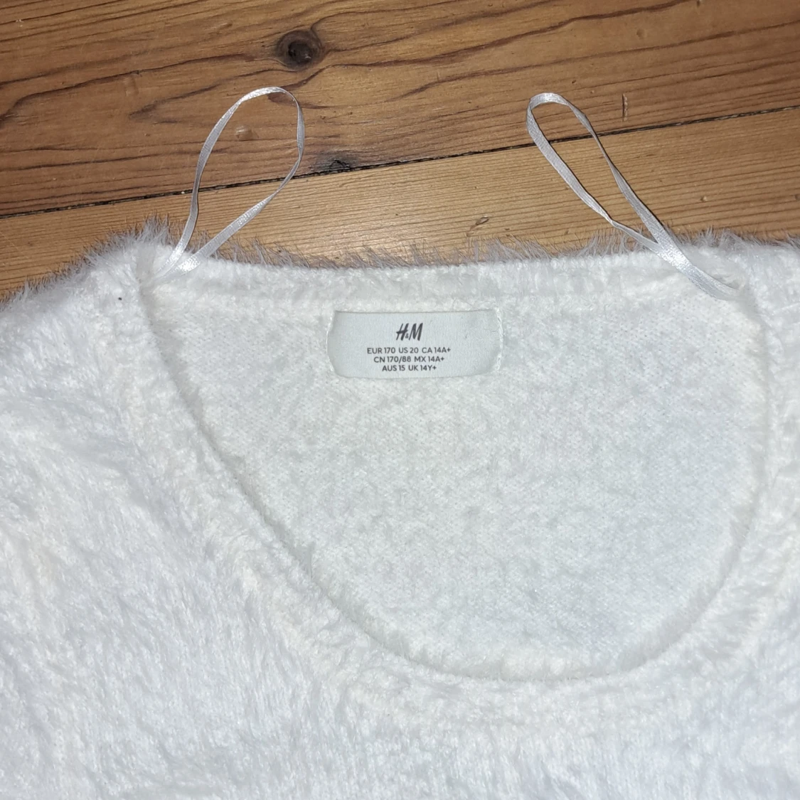 Vit fluffig tröja från H&M - 1