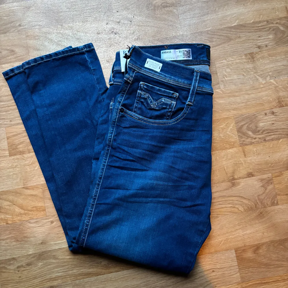Hej! Kom med bud!! Säljer ett par helt nya och oanvända replay anbass hyperflex jeans i storleken W31 L34 || priset är inte hugget i sten men redan riktigt bra. Kom med bud!!. Farkut & Housut.