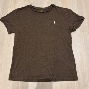 Ralph Lauren t shirt - Storlek m mycke bra skick inga defekter skador eller likande. Skriv för mer information och bilder!
