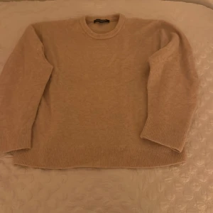 Beige tröja från Ilse Jacobsen - Säljer en stilren beige tröja från Ilse Jacobsen. Tröjan har en klassisk rund hals och långa ärmar med ribbade muddar. Perfekt för en avslappnad och bekväm stil. Passar bra till både jeans och kjol.