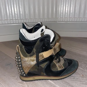 Elena Lachi sneakers platå - Nypris 700 euro.  En metall som är lite lös annars bra skick