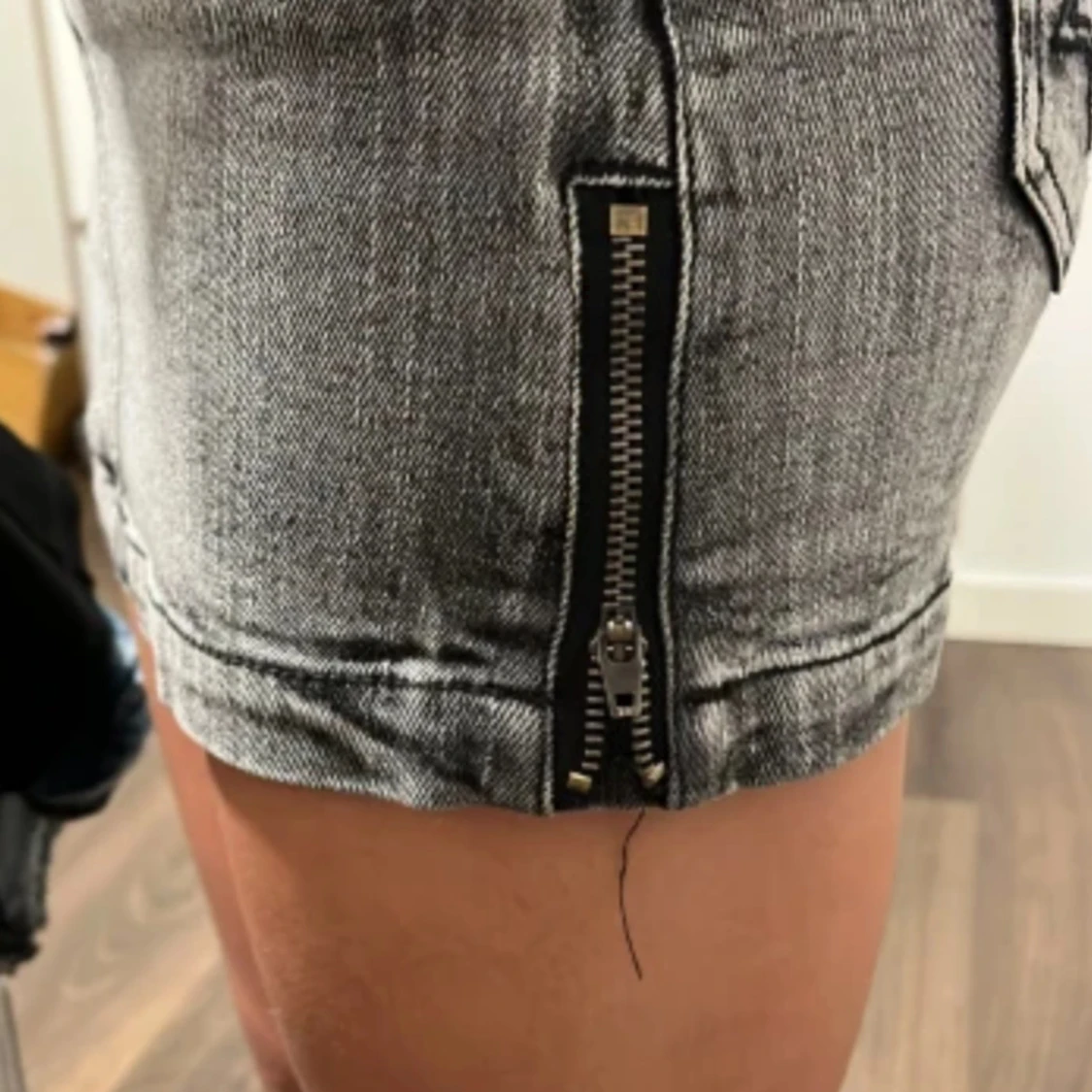 Grå jeanskjol med stjärndetaljer - 2