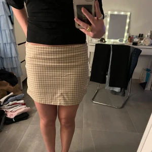 Monki kjol - Säljer denna fina och helt oanvända kjol från monki. Nypris 200kr säljer för 100kr +frakt. Storlek 34. Lappen sitter även kvar vilket man ser på bild 3