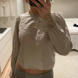 Spetsig blus - En spetsig blus med öppen rygg! Perfekt till finare tillfällen! Aldrig använd som ny!💋