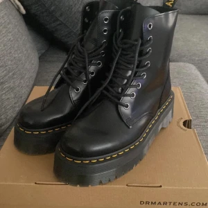 Dr. Martens Jadons  - Helt nya Jadons! Säljer för att de inte är min stil längre<3 köptes för 1800kr och säljer för 600kr (priset kan diskuteras) skokartong medföljer!!