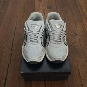 Dior b30 - Hej! Säljer nu mina dior b30 för att jag inte använder de. Har använt de två gånger, så de är i väldigt bra skick. Hör av dig om du är intresserad. Pris kan diskuteras vid snabb affär.