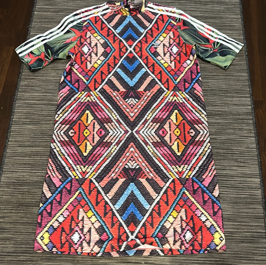 Färgglad mönstrad klänning från Adidas