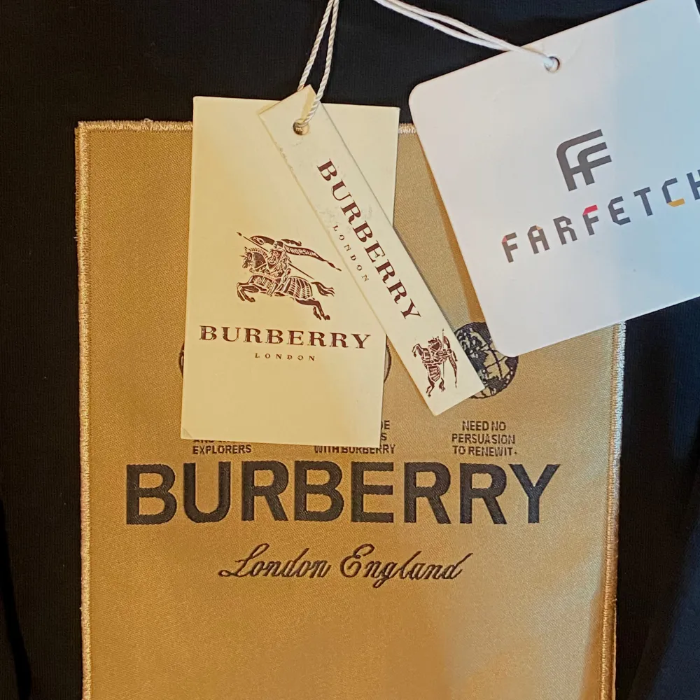 Säljer en snygg svart tröja från Burberry i storlek S. Tröjan är i nytt skick och har en klassisk design med Burberry-logga på bröstet. Perfekt för både vardag och fest! 🖤. Neuletakit & Villapaidat.