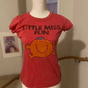 Röd t-shirt med tryck från Top-Hop - Säljer en röd t-shirt från Top-Hop med ett roligt 'Little Miss Fun' tryck på framsidan. T-shirten har korta ärmar och en rund halsringning. Perfekt för en avslappnad stil eller som sovtröja.
