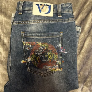 Versace jeans - Versace jeans i storlek 34. Köpta för 4200kr säljer för 1299kr. Storlek 34
