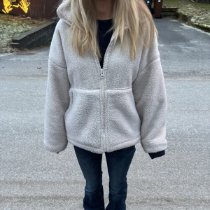 Teddyjacka carin wester - Jättesöt teddyjacka i perfekt skick🥰🥰mina bilder💗💗skriv vid frågor🥰 passar perfekt för våren💗💗köpt för antingen 800 eller 900 minns inte men verkar inte gå att köpa längre för hittar inte den online💗