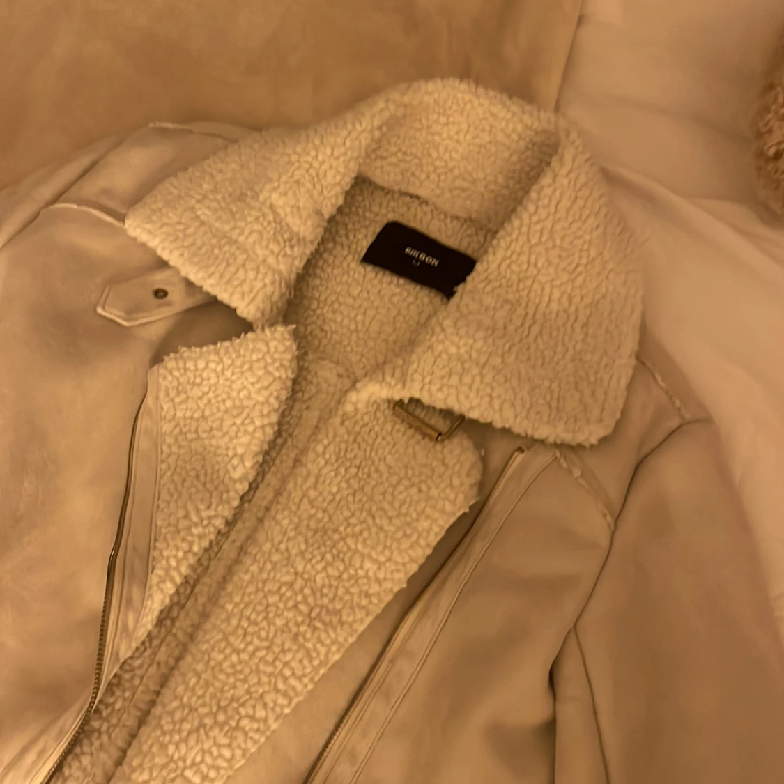 Beige jacka med foder från Bikbok - 1