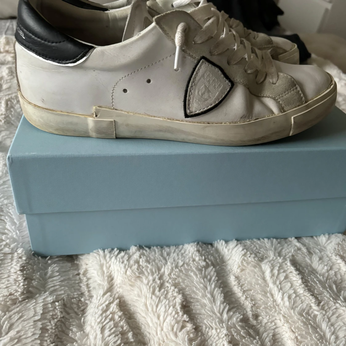 Vita sneakers från Philippe Model