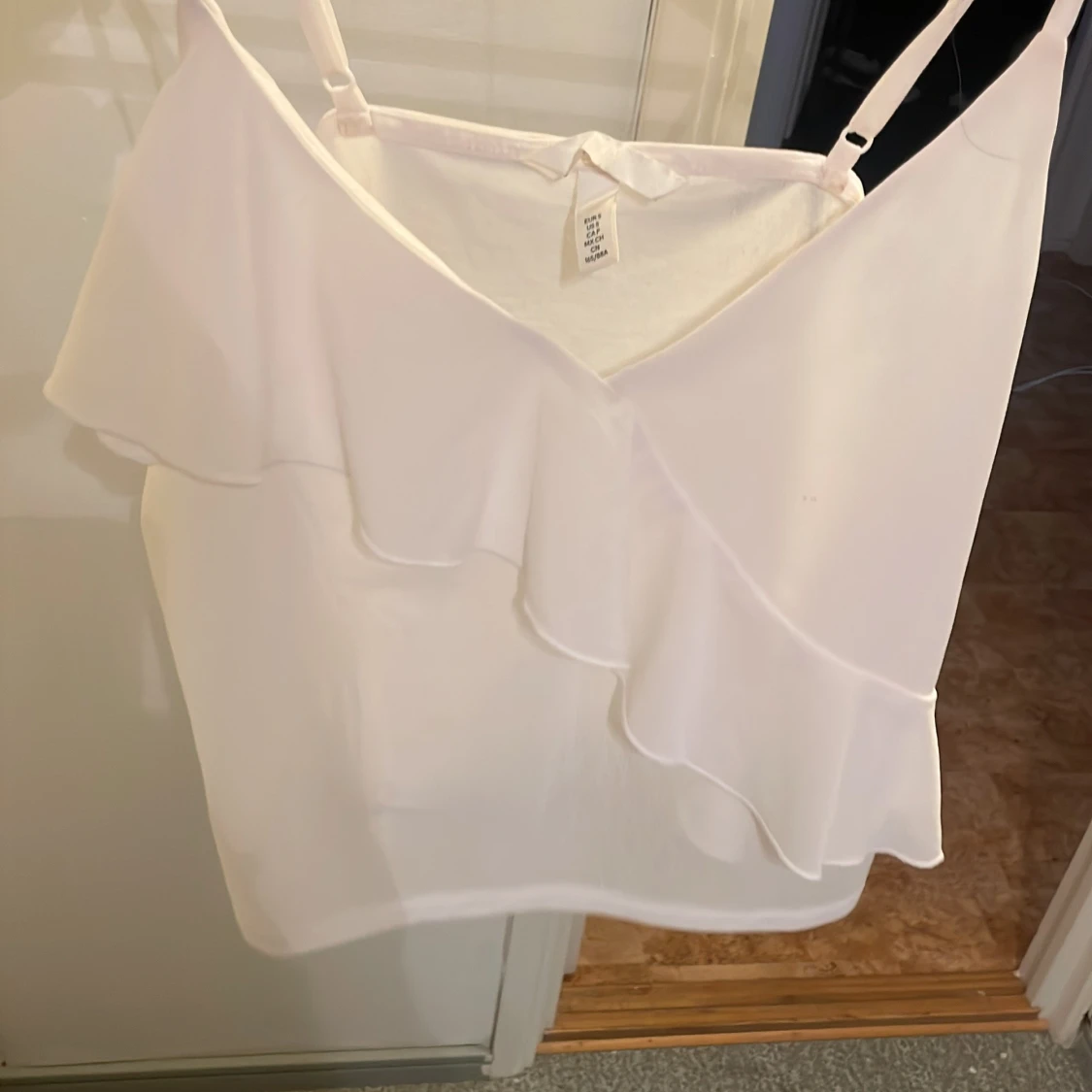 Vit omlottlinne med volang - 1