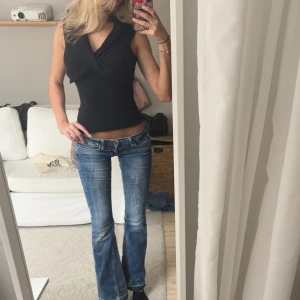Lågmidjade jeans med slitningar - Säljer nu dessa lågmidjade utsvängda jeans med slitningar! Midja: 36 cm, grenhöjd: 15 cm, innerben: 79 cm! Jag är 169 cm som referens❤️