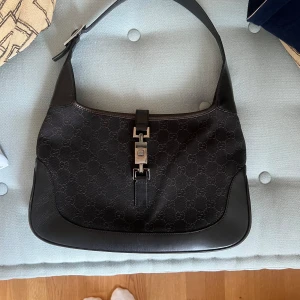Gucci Jackie väska - Säljer min fina Jackie Gucci väska i brunt pga att den inte används tillräckligt mycket för att ha kvar.   I fint skick men med några tecken på användning.   Återkom för fler bilder eller frågor.😇