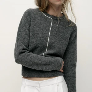 Zara tröja - Säljer denna sjukt snygga och populära tröjan från Zara. Super skön på och nästan helt oanvänd! Använt kanske två gånger?❤️ Skriv för frågor! 