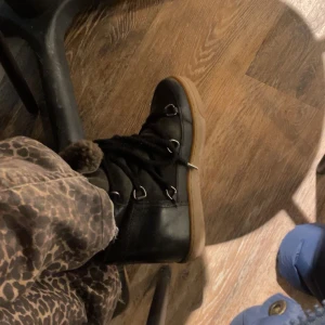 Isabel marant boots - Säljer mina Isabel marant skor då de inte kommer till användning längre, använt men fortfarande bra skick💘 Stor i storleken så passar även storlek 37