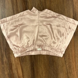 Silkes pyjamasshorts - Bilden blev fel hål men, omsydda pyjamasbyxor till shorts. Väldigt sköna och fina, pris kan diskuteras!