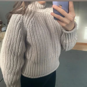 Beige stickad tröja - Aldrig använd 