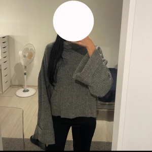 Grå polotröja  - Storlek XL men skulle säga som S-XL