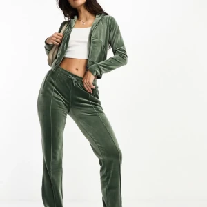 Gröna as snygga byxor från Juicy Couture - Snygga gröna velourbyxor från Juicy Couture med glittrig text på baksidan. Dom är helt ny och aldig använda. Jag säljer även överdelen båda kan man köpa för 1500kr. Skriv för frågor eller mer bilder💕💕