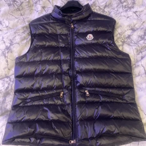 Svart Moncler Gui Väst - Säljer en svart Moncler Gui Har alla tags o lappr kvar Size 5 ungefär XL men passar perfekt till L