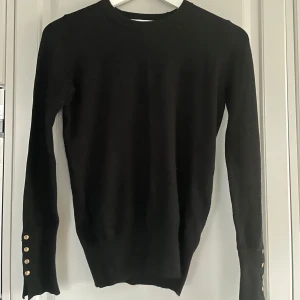 Långärmad tröja  - En långärmad svart mysig tröja från Zara med guldknappar på ärmarna, den sälj pga att jag inte använder och är i storlek S🖤🪩